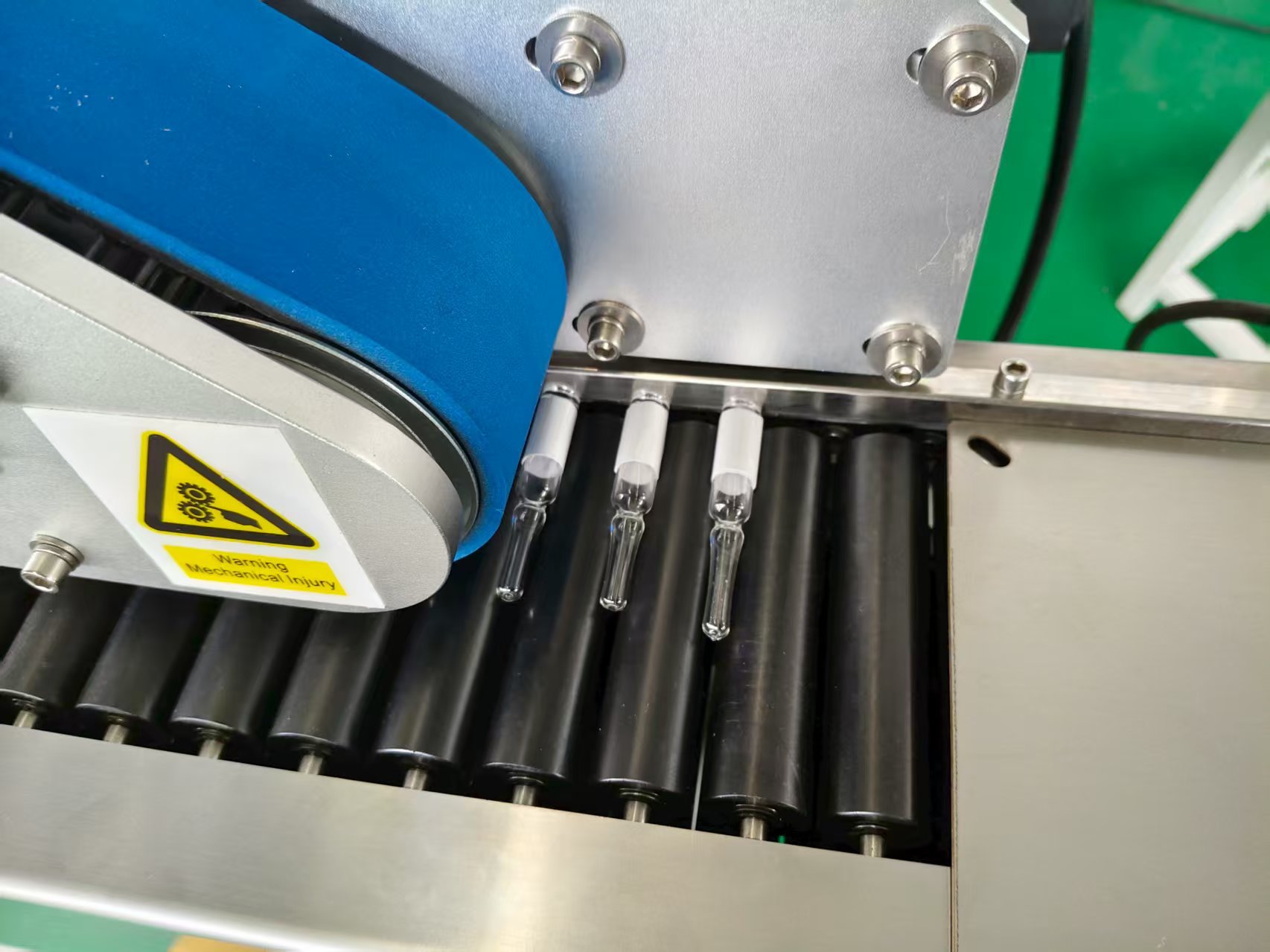 Latest company blogs about How Vertical Sticker Labelers Perfect CBD Tincture Packaging Quality Control